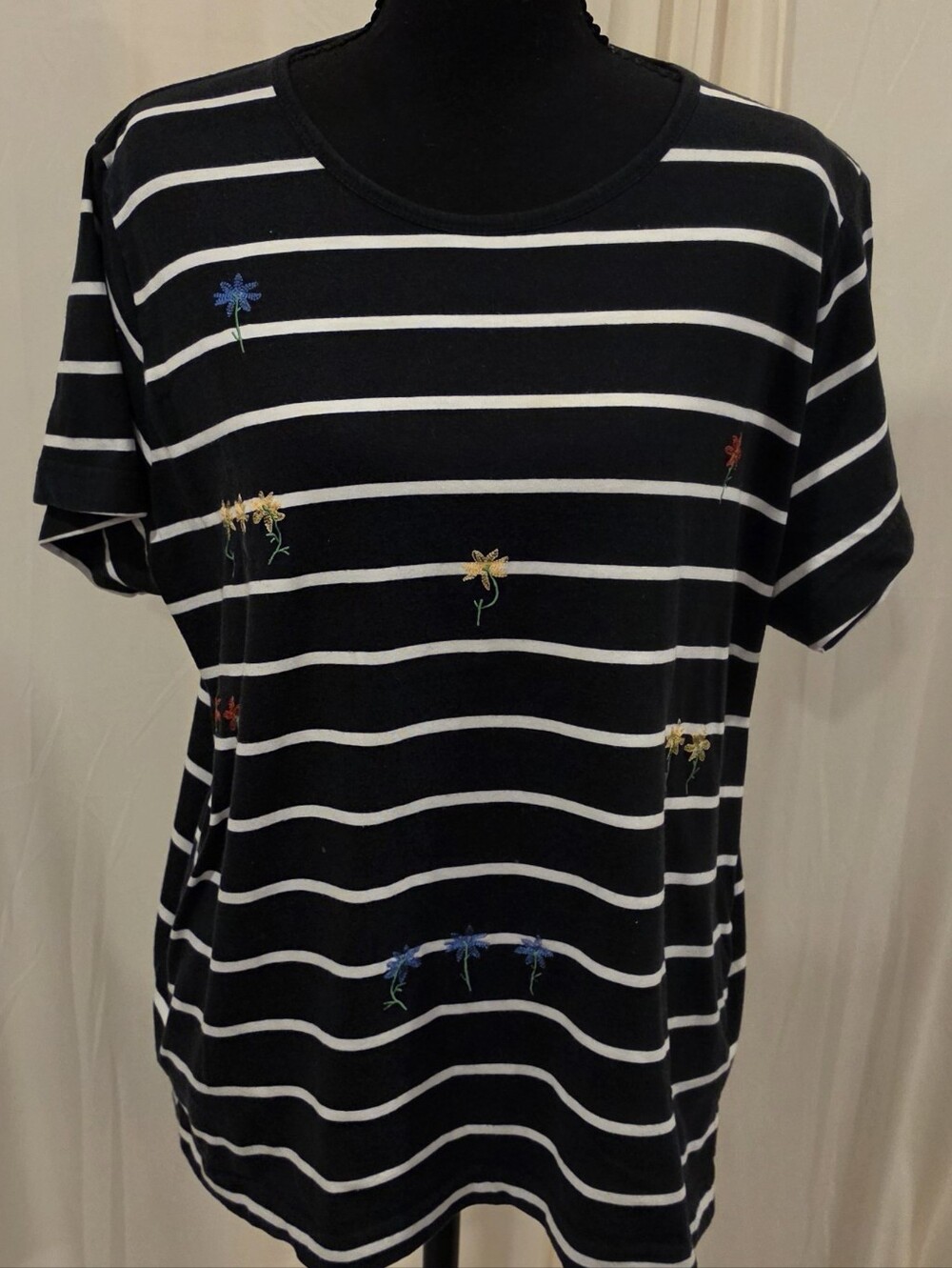Erika & Co Embroidered Floral Striped Shirt Womens XL Black White Crew Neck Tee